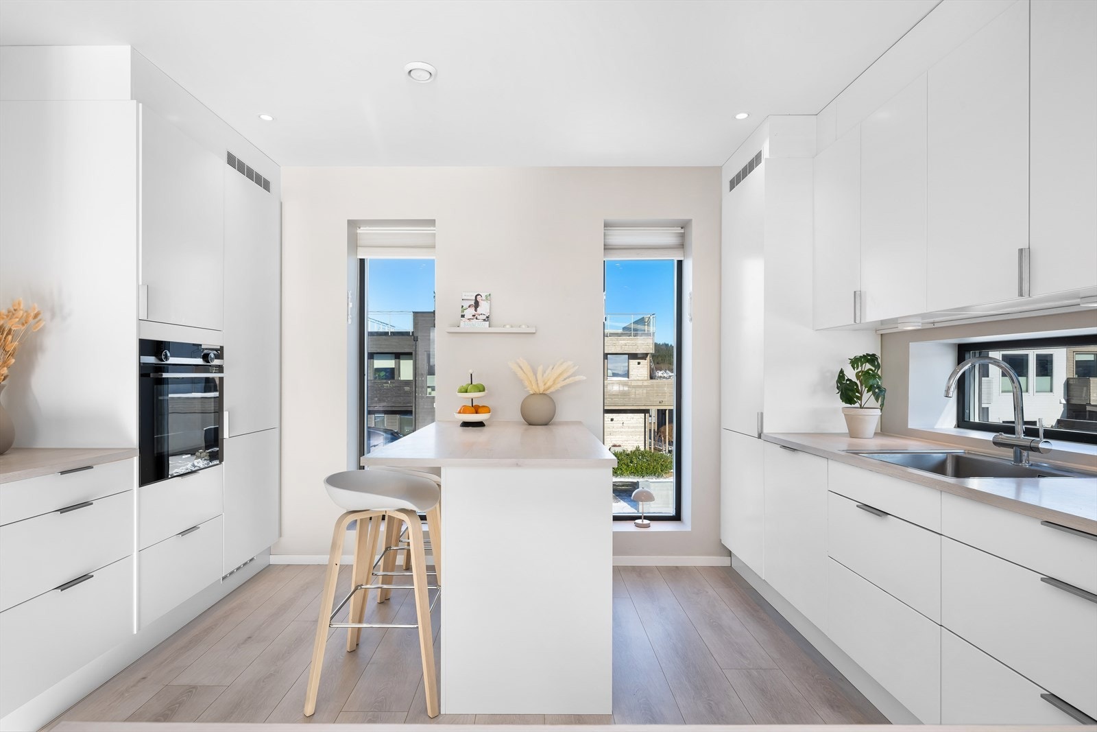 Kjøkkenet har integrerte hvitevarer og godt med oppbevaringsplass i skuffer og skap. Galleribilde