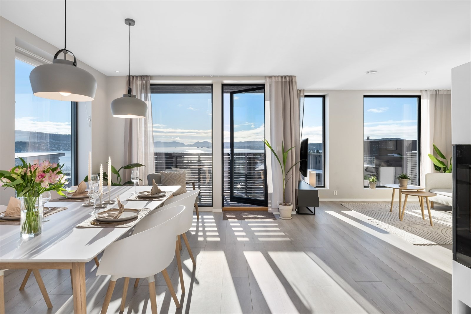 Ut vinduene er det en fantastisk flott utsikt mot Herdlefjorden og videre inn mot Byfjorden. Galleribilde