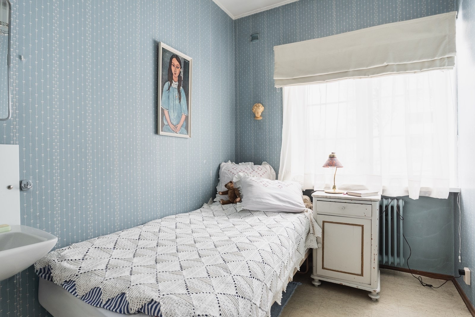 Det andre soverommet er fremdeles innredet som det originale pikeværelse med vask. Galleribilde