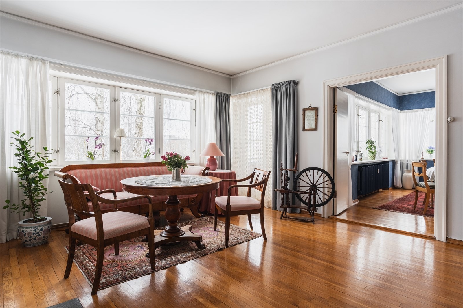 Fra stuen er det utgang til balkong. Galleribilde