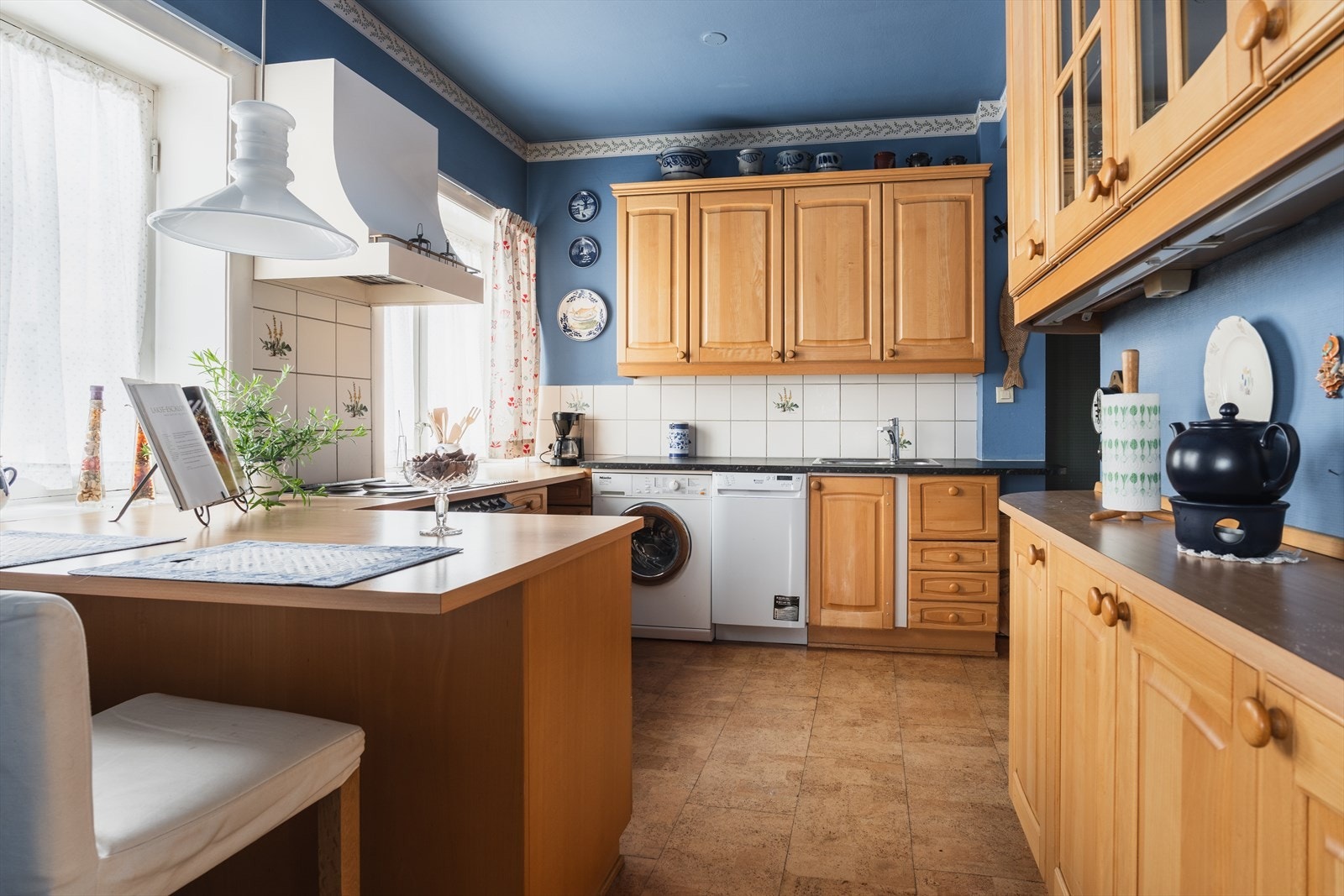 Det er nedfelt oppvaskkum i rustfritt stål, nedfelt koketopp og integrert stekeovn. Galleribilde