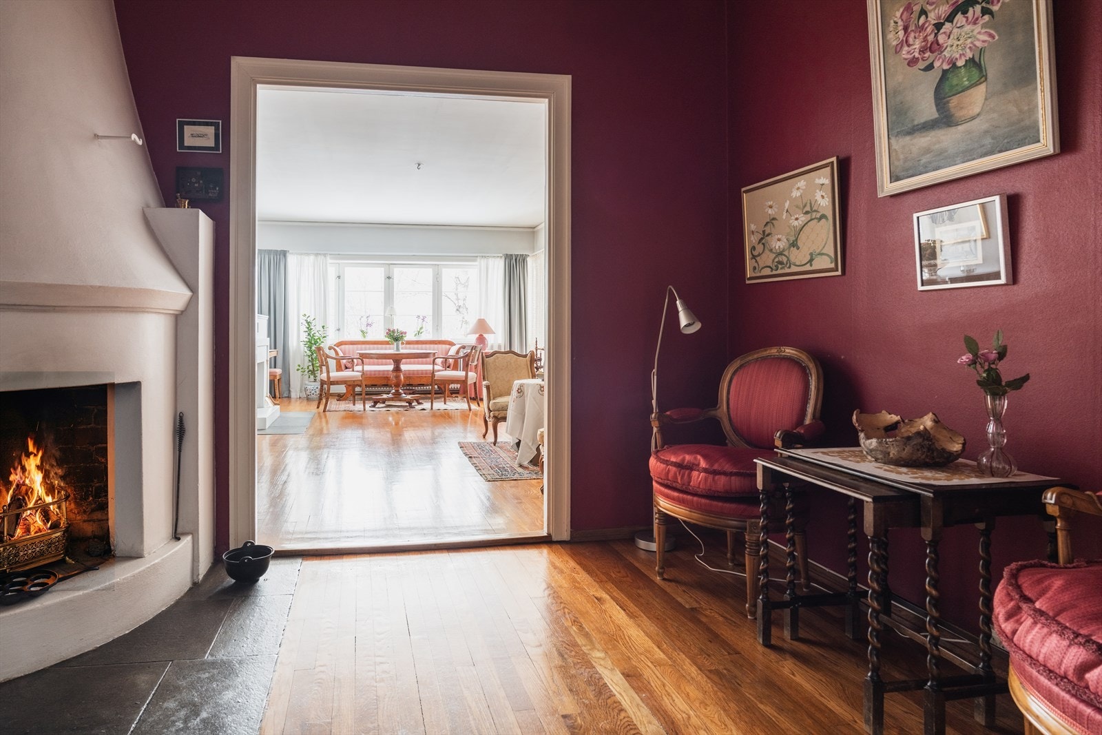 Fra entreen kommer du inn i en elegant forstue som fungerer som et bindeledd mellom de sosiale sonene. Galleribilde