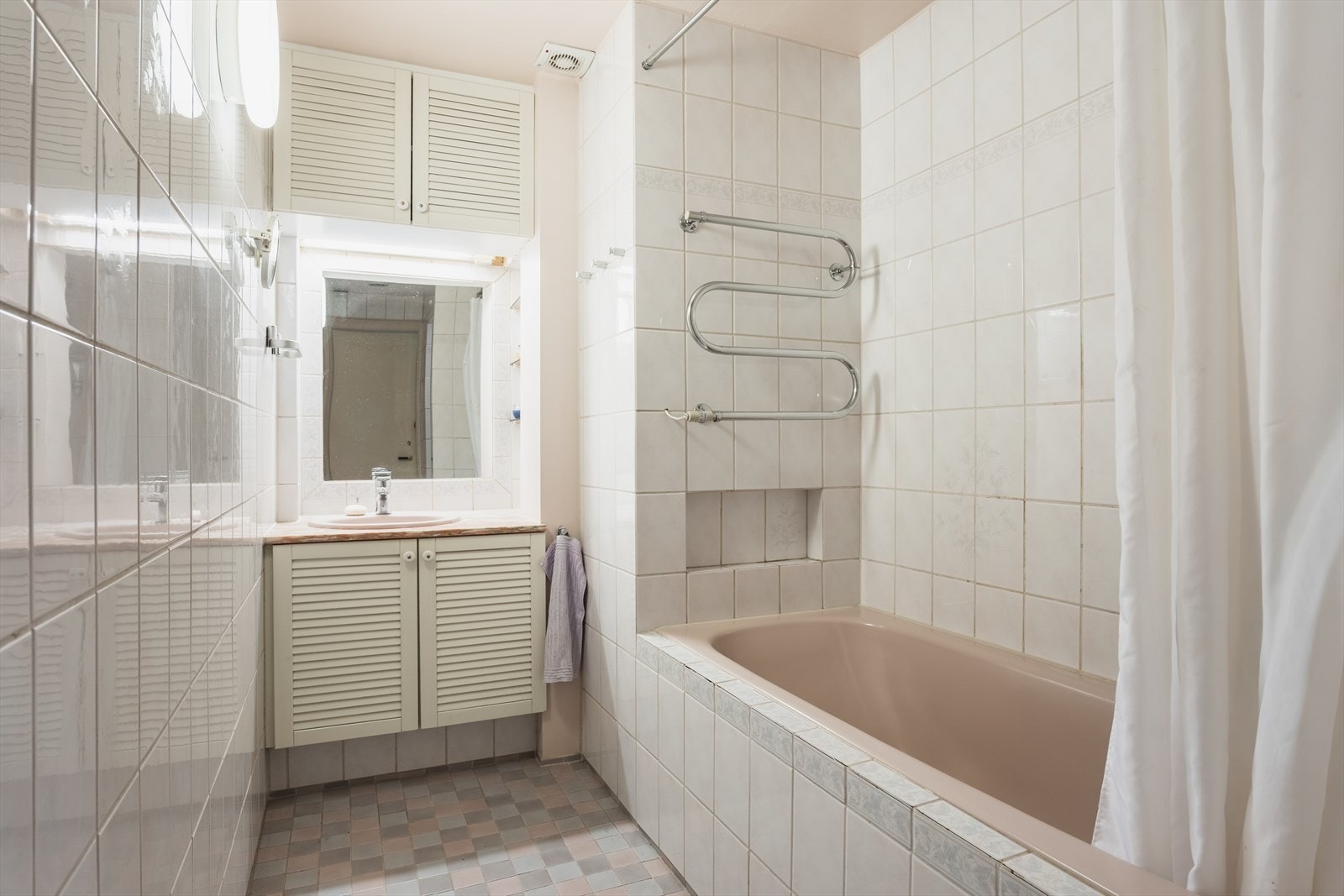 Badet er innredet med flislagt gulv med elektriske varmekabler og flislagte vegger. Galleribilde