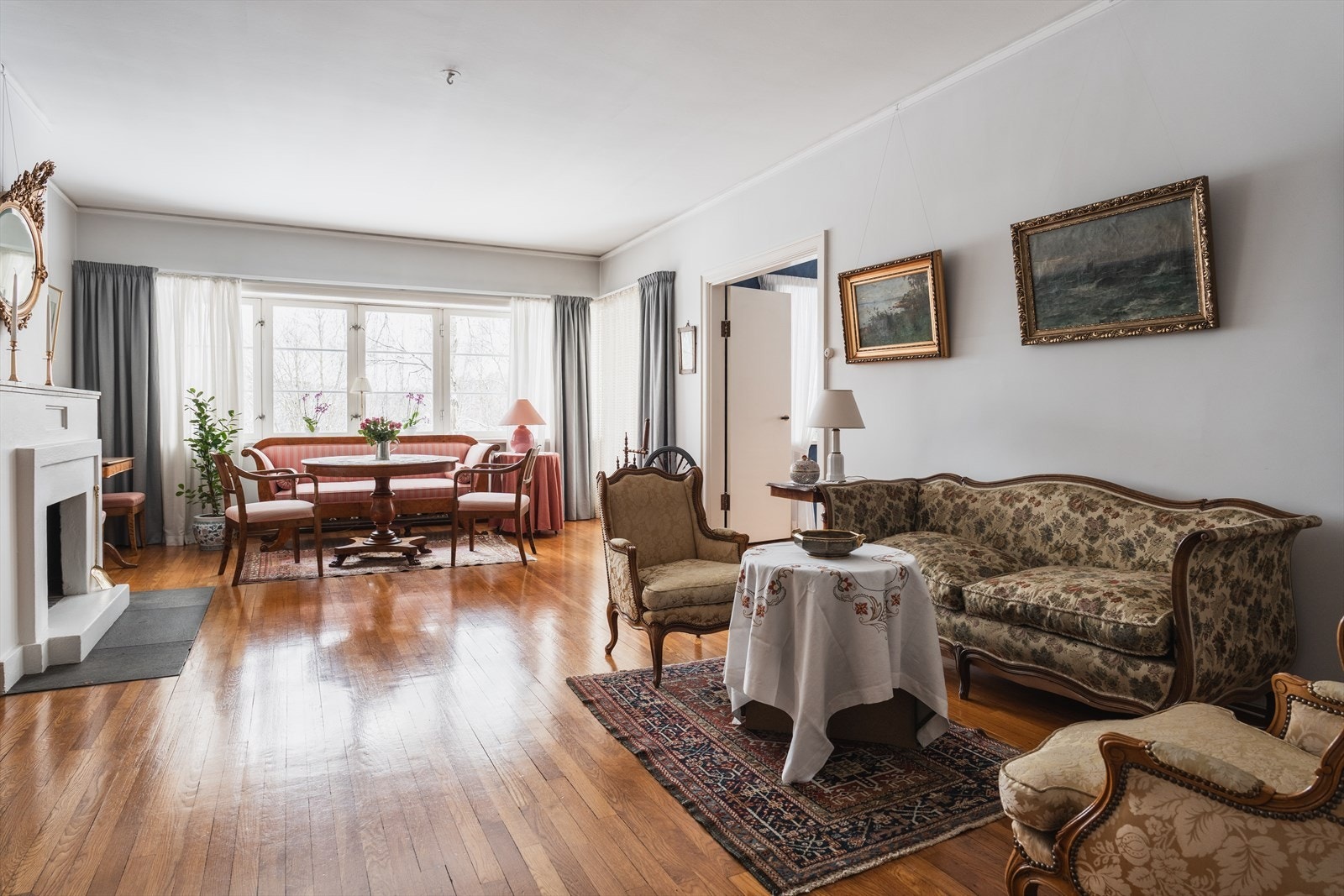 Boligen har en fleksibel planløsning med store, representative rom med vinduer mot syd og vest. Galleribilde