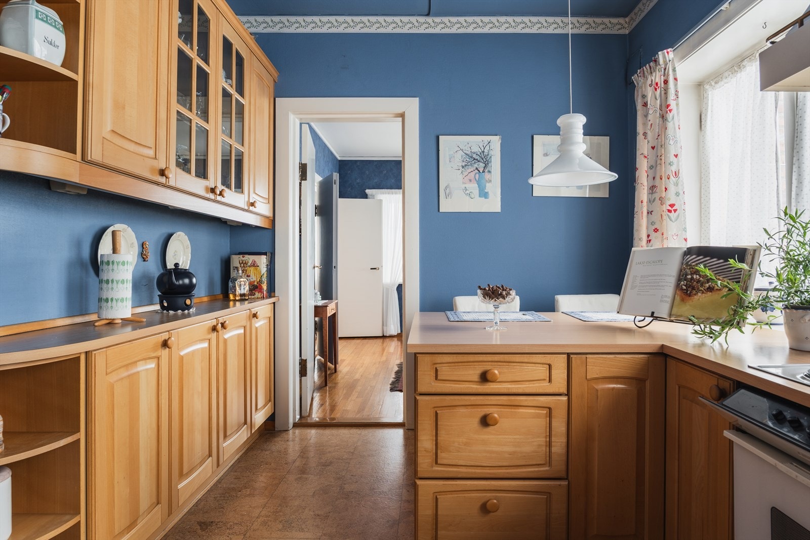 Kjøkkenet har en eldre, funksjonell innredning tegnet av Tone Hammel, med profilerte fronter og benkeplate i laminat. Galleribilde