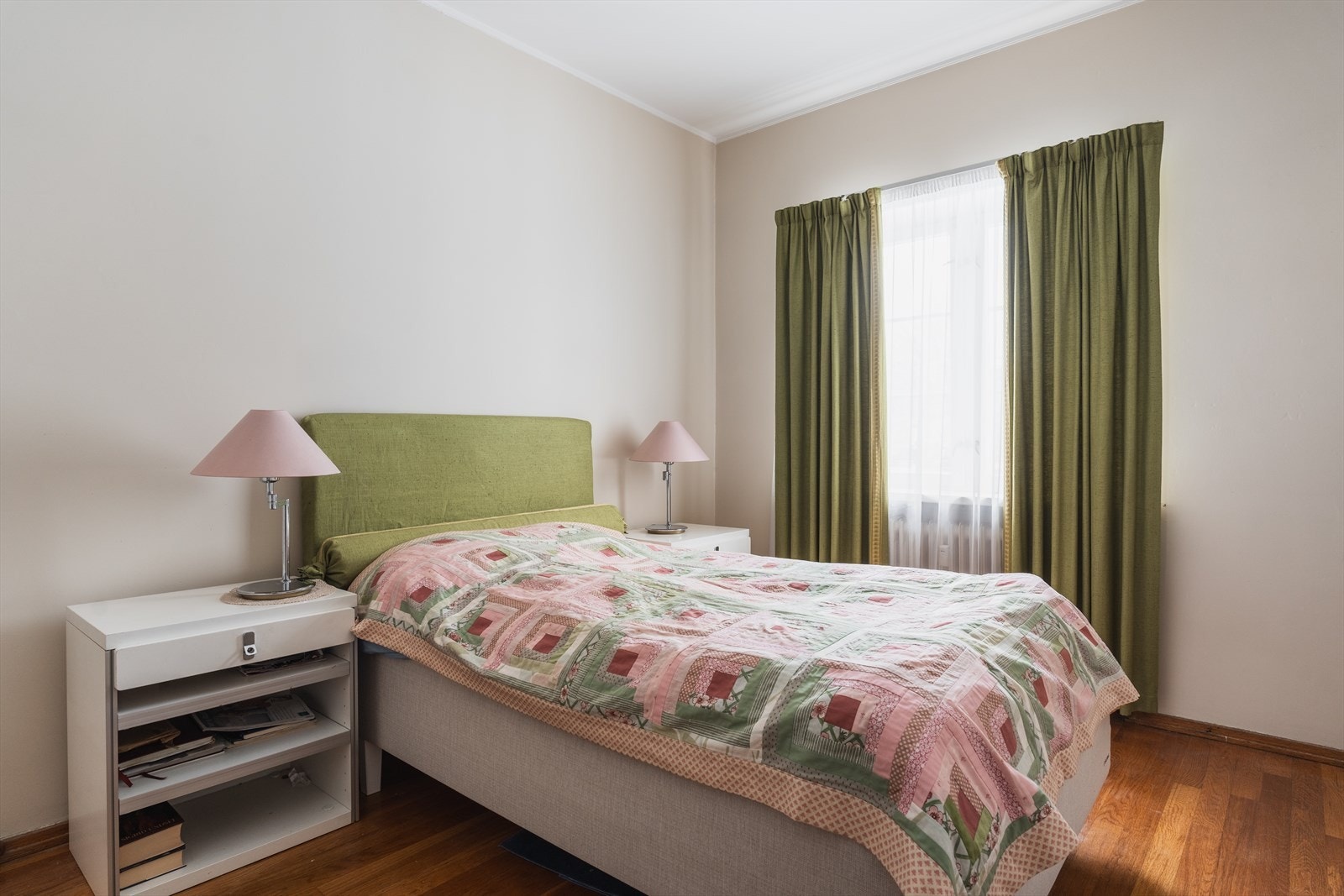 Leiligheten har to soverom, hvorav dette er dagens hovedsoverom. Galleribilde