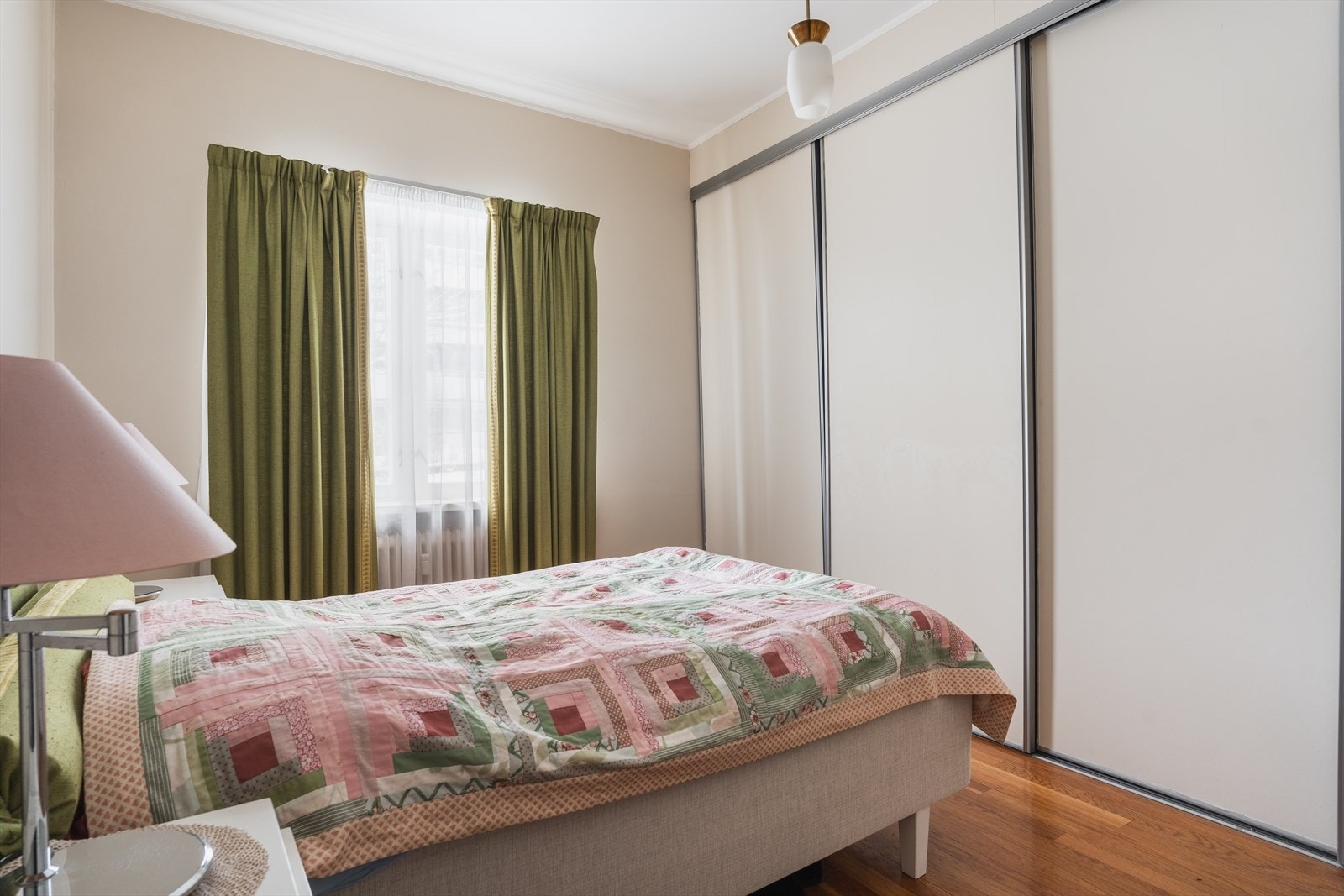 Stor skyvedørsgarderobe på soverommet. Galleribilde