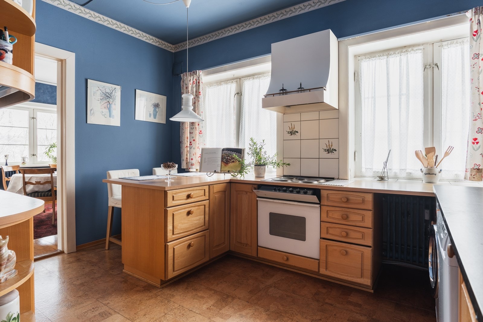 Rommet er en del av en tidligere ombygging hvor det opprinnelige anretningsrommet ble integrert, noe som har gitt kjøkkenet en god størrelse. Galleribilde