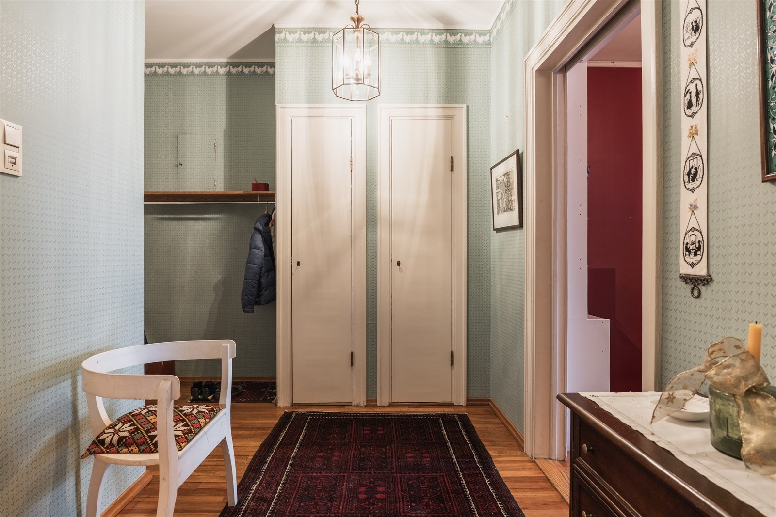 Romslig gang med innebygde skap. Galleribilde