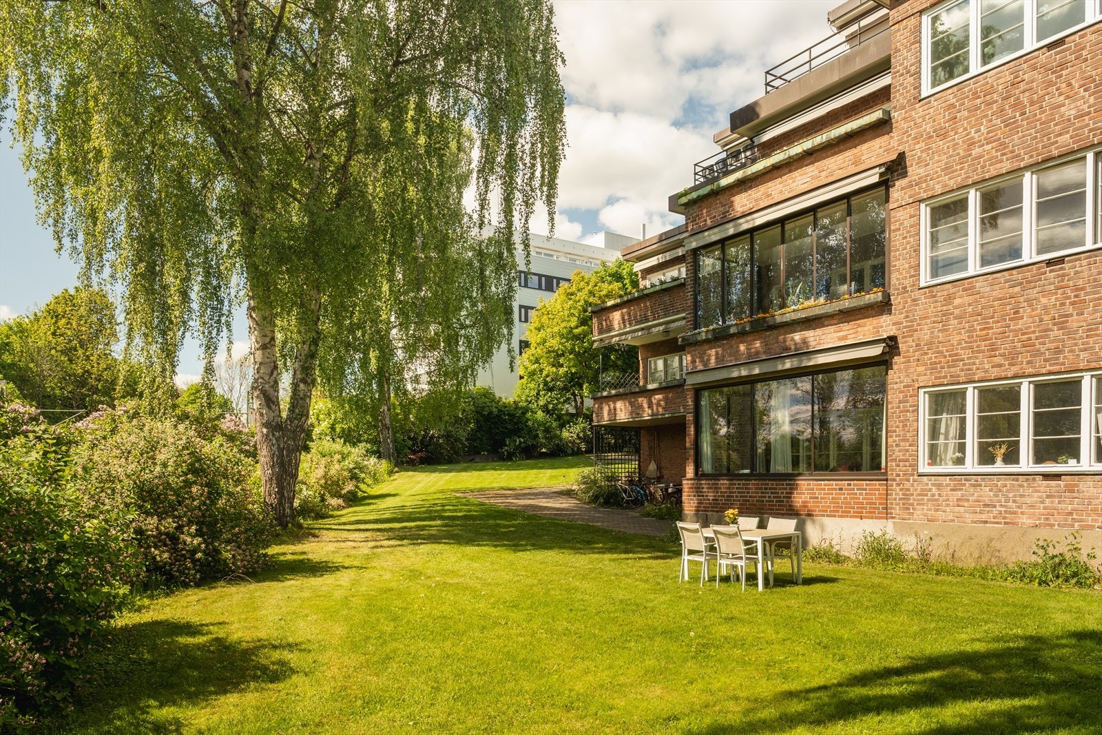 Stor, felles hage. Galleribilde