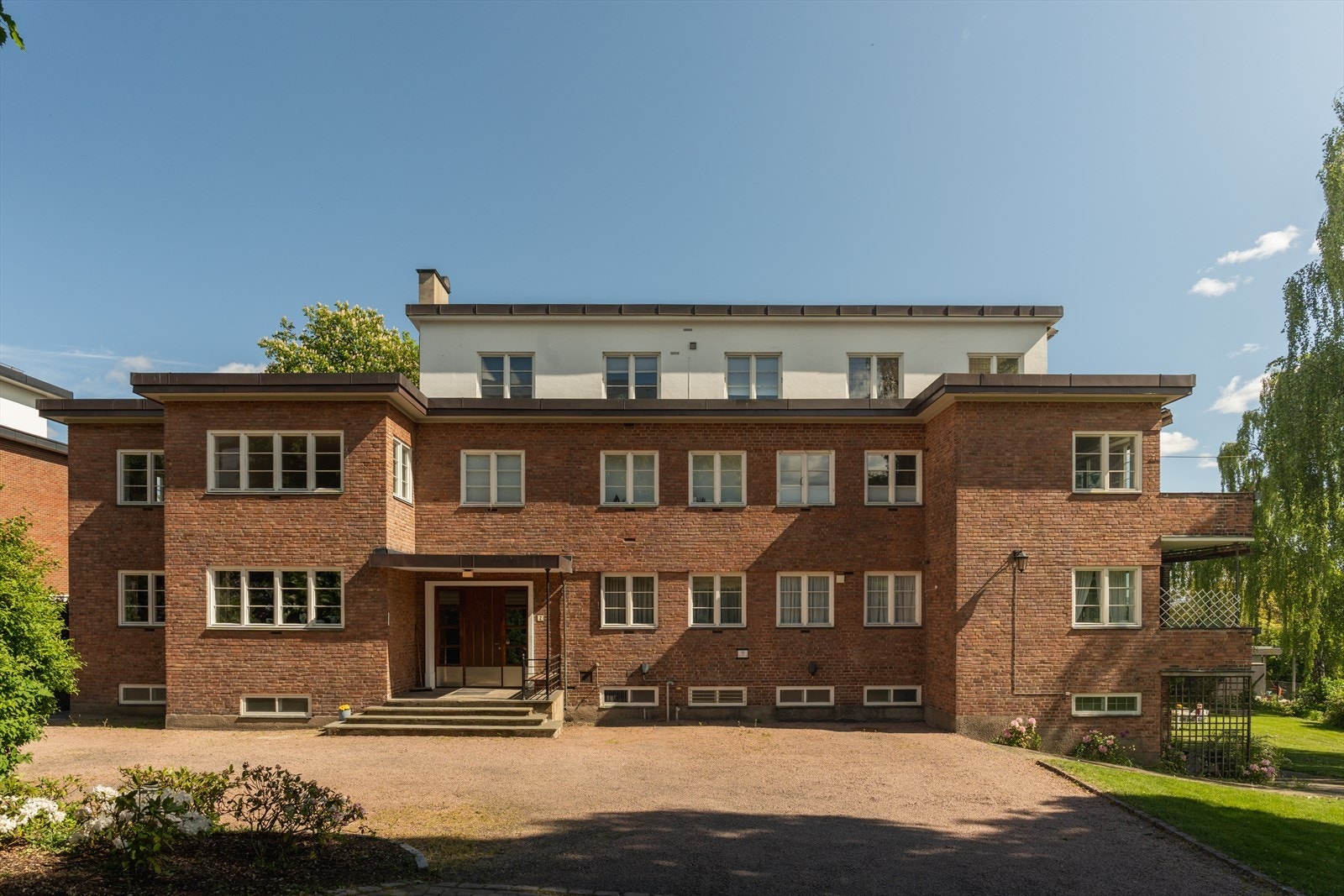 Denne seksjonen har bruksrett til parkeringsplass nr. 2 i bakgård, som befinner seg like utenfor inngangsdøren. Galleribilde