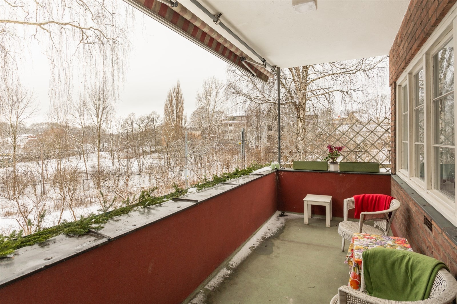 Balkongen er på 9 m² og har god plass til utemøbler. Galleribilde