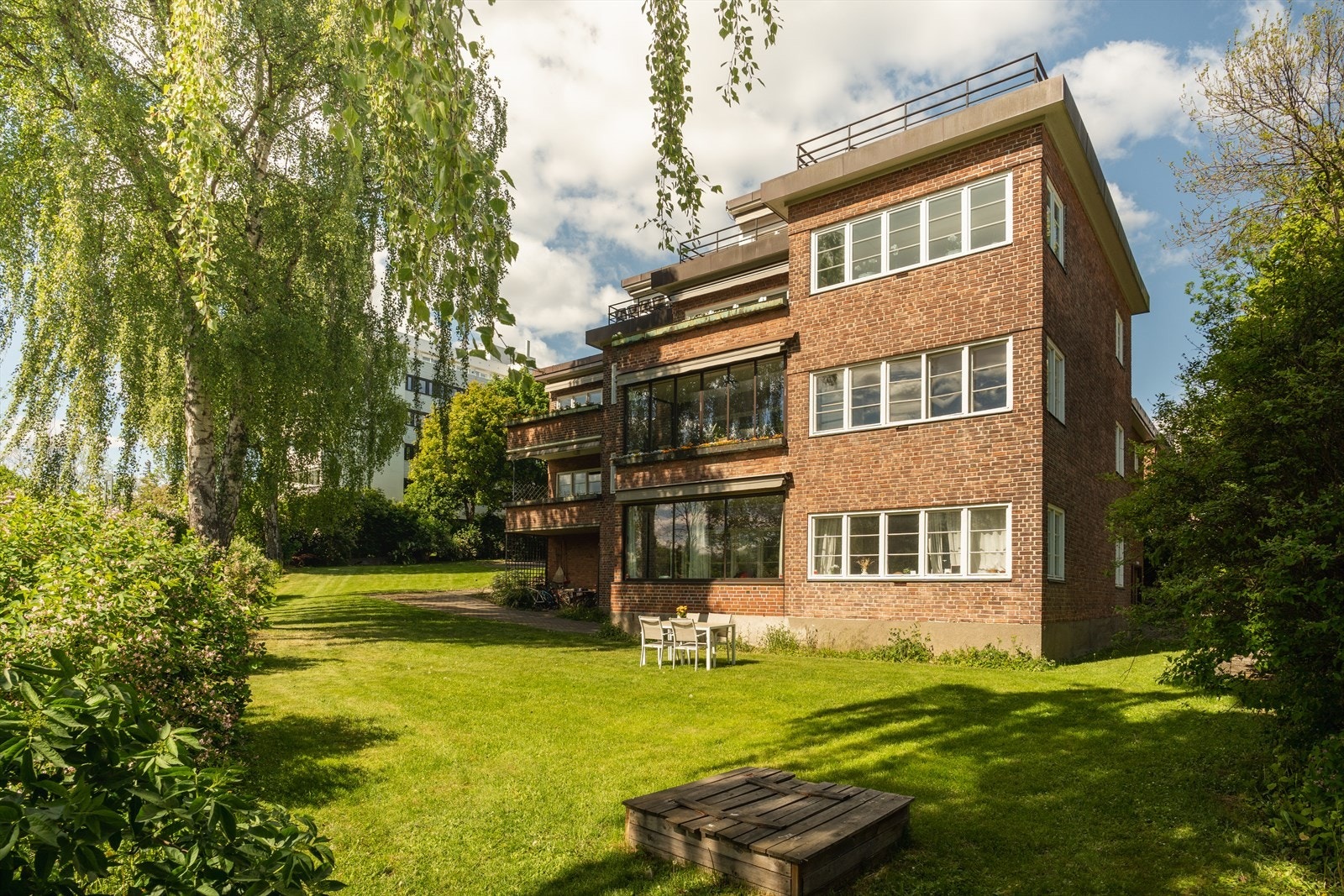 Eiendommen ligger skjermet innerst i en blindvei, med inngjerdet gårdsplass, egen parkeringsplass og tilgang til en stor, privat felles hage. Galleribilde