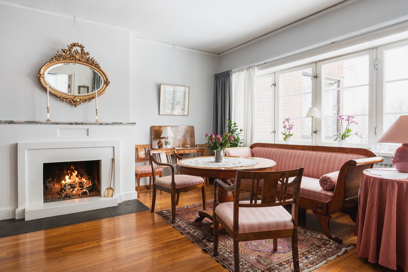 Åpen peis med en peishylle belagt med marmor. Galleribilde