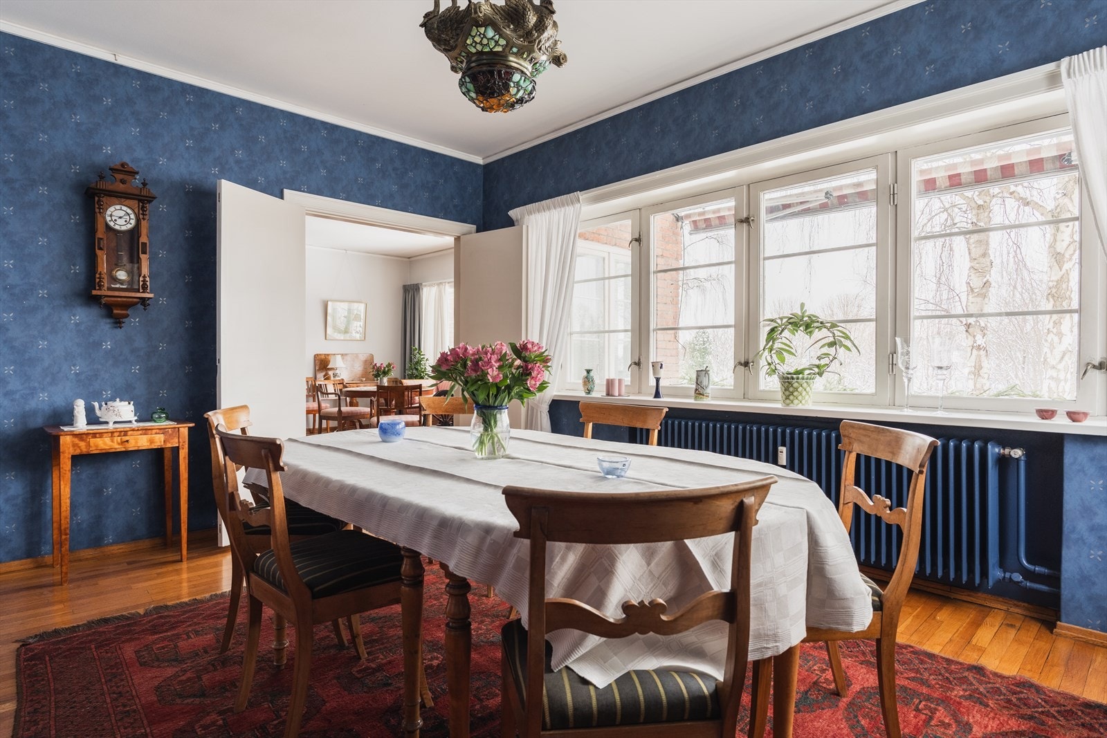 Spisestuen har god plass til et langbord og har, i likhet med de andre oppholdsrommene, original stavparkett på gulvet. Galleribilde