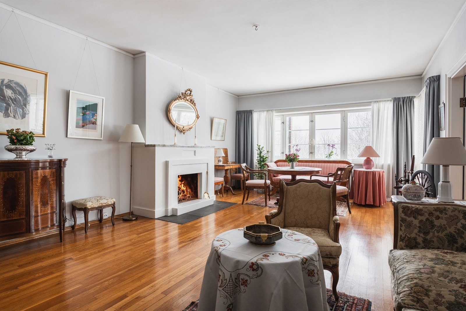 Romslig stue med original stavparkett. Galleribilde