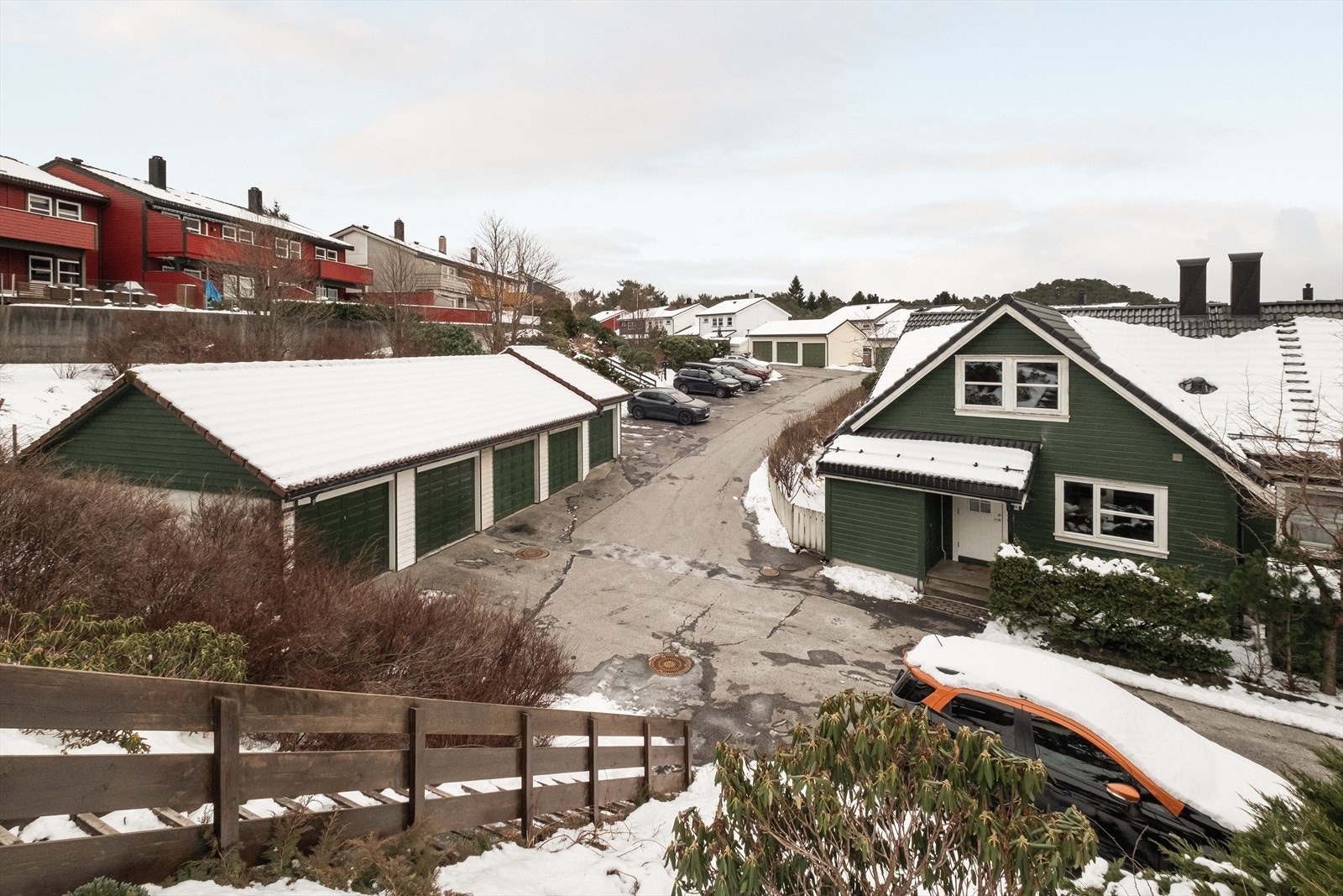 - Boligen har tilhørende biloppstillingsplass i utvendig garasjerekke med elbil-lader - Galleribilde