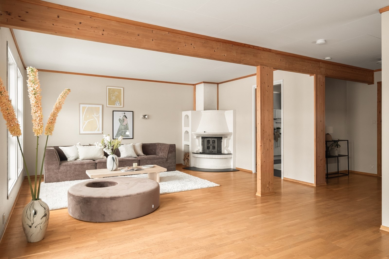 - Stuen/trapperom måler hele 40,5m² og gir mulighet til å innrede med både spisebord og sittegruppe i hver sin sone- Galleribilde