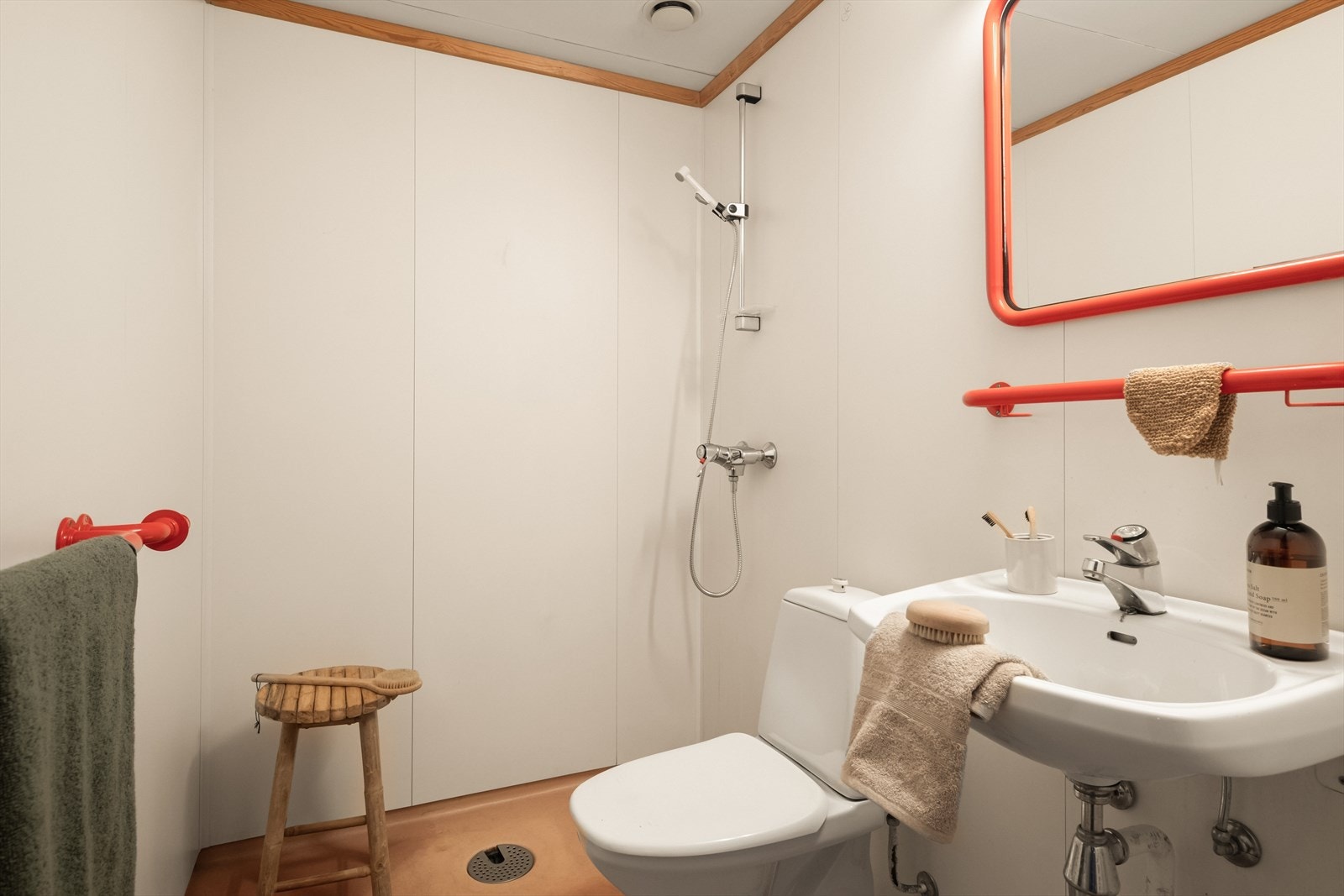 - Badet i hovedetasjen måler 2,6m² og har varmekabler i gulvet - Galleribilde