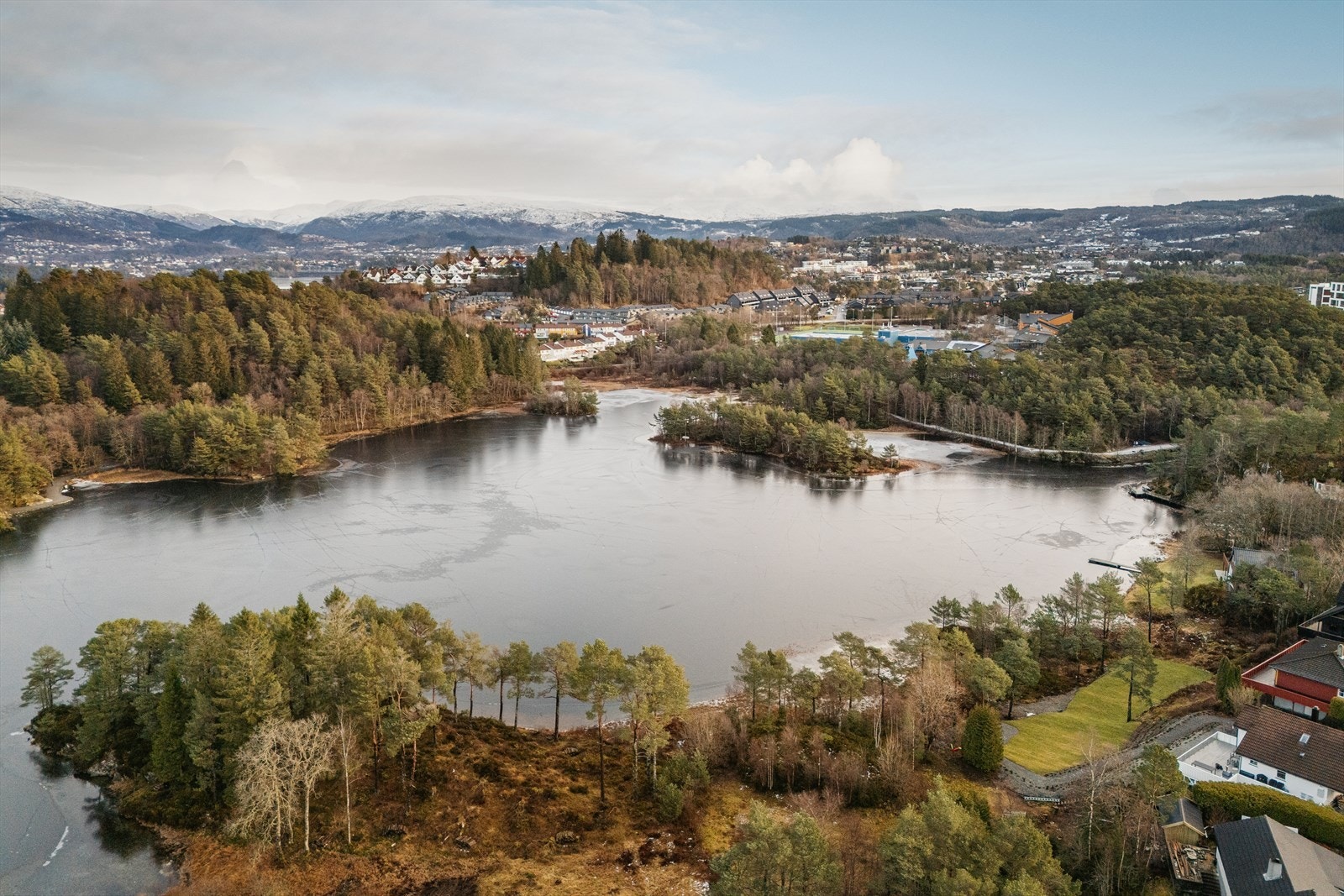 - Skranevannet ligger like ved og kan by på fine turstier, mating av ender, en liten dukkert om sommeren eller skøyter på kalde vintre - Galleribilde