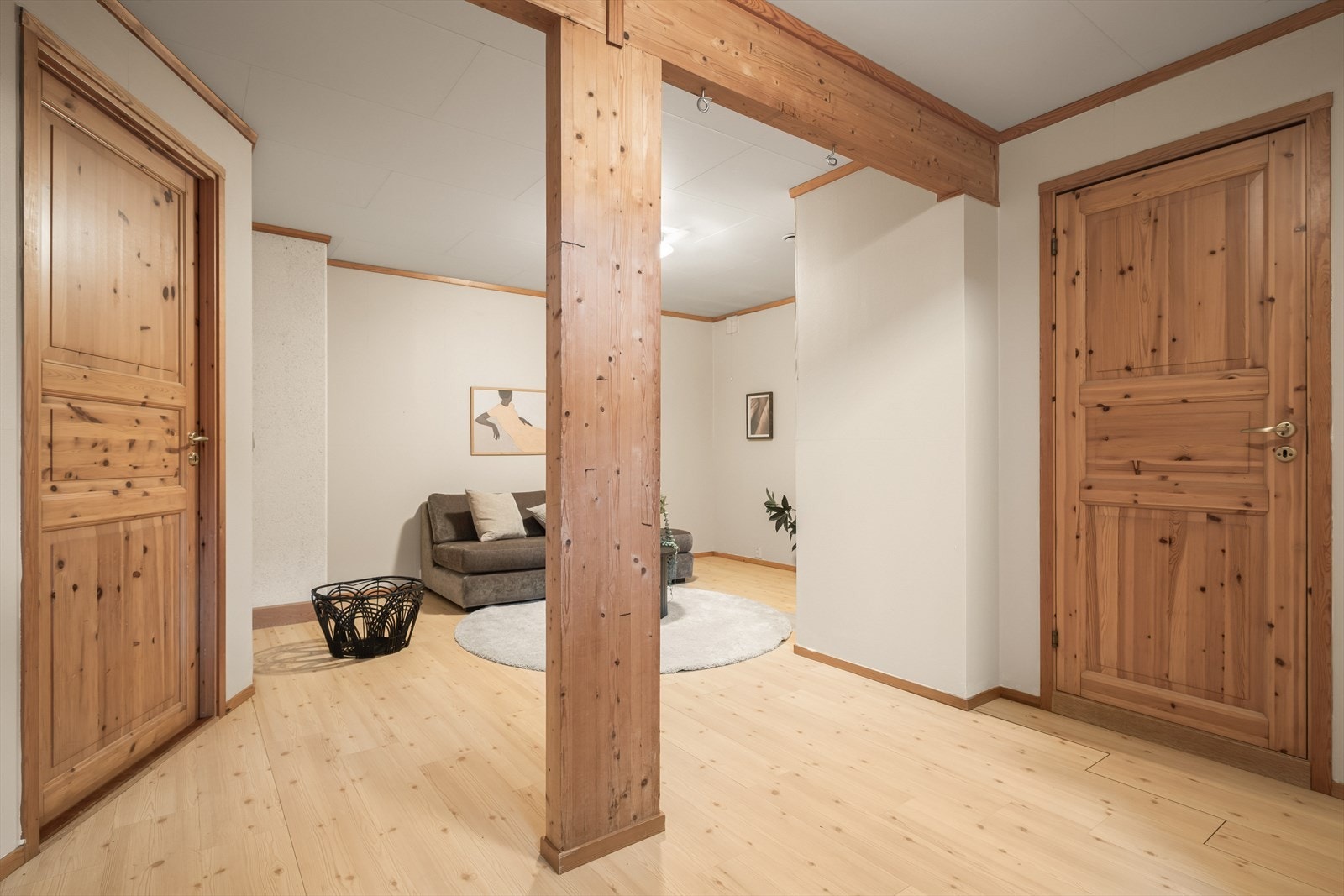 - Herfra er det dører inn til soverom, bad og vaskerom - Galleribilde