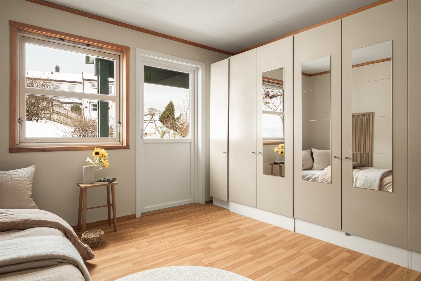 - Her har du rikelig med lagringsplass i garderobeløsning - Galleribilde