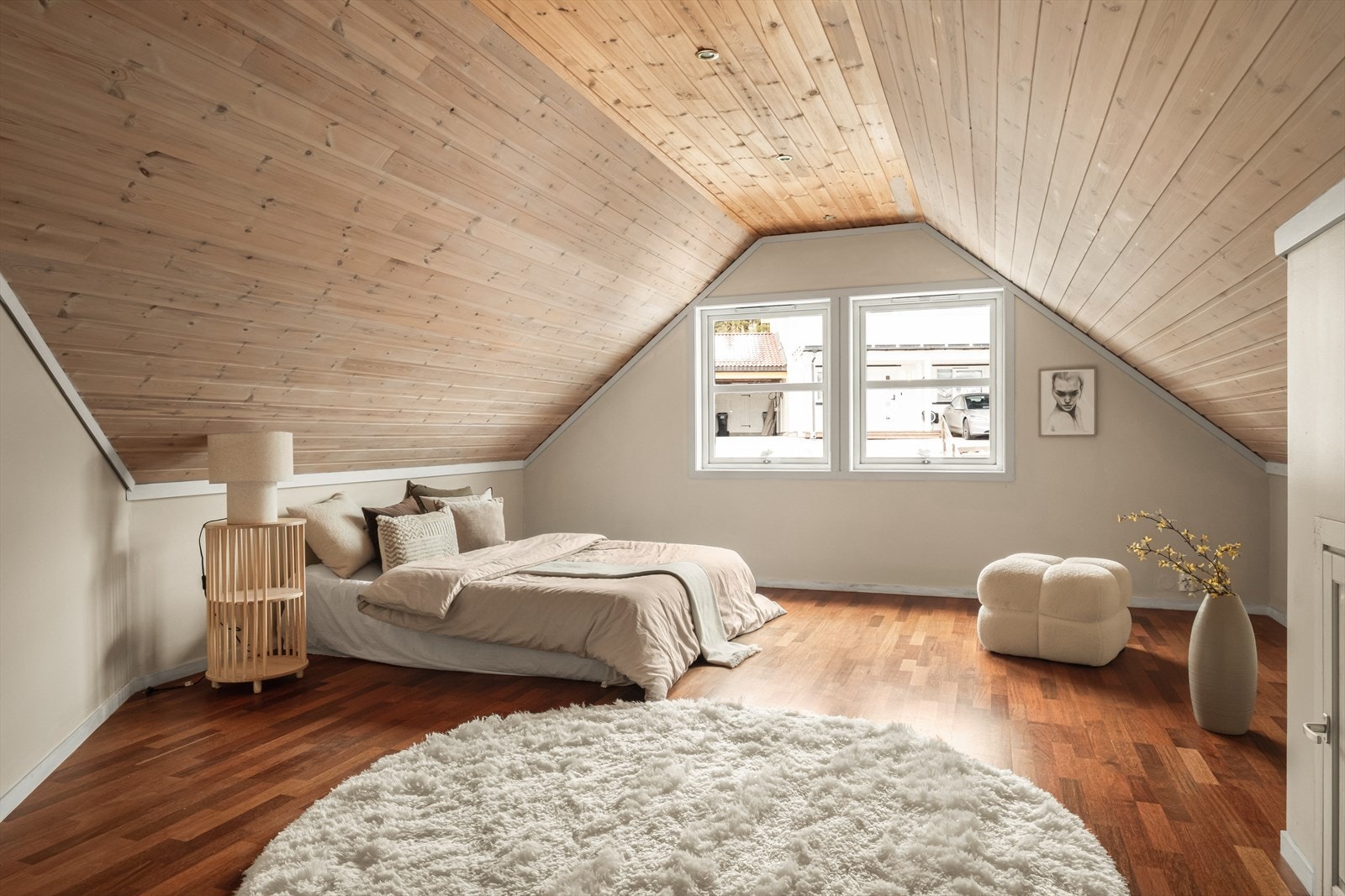 - Loftsetasjen inneholder gang/trapperom, tre soverom og bod - Galleribilde