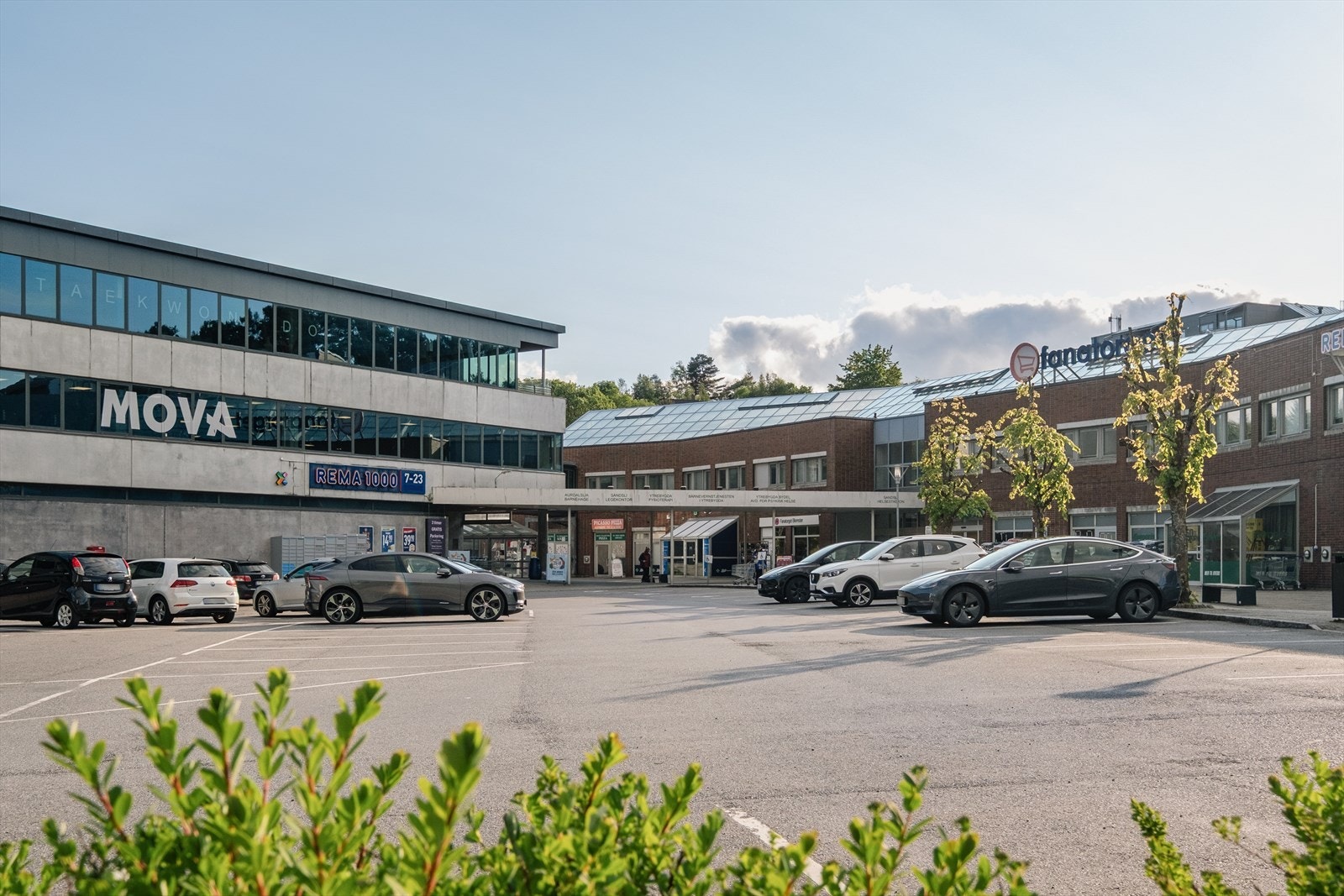 - Fanatorget er kun 10 minutter unna til fots. Her finner man dagligvarebutikker, apotek, treningssenter og mer - Galleribilde