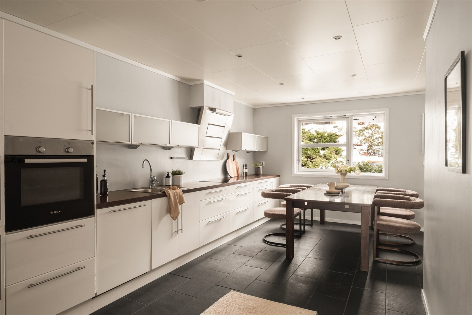 - Lekker kjøkkeninnredning med slette fronter i høyglans og benkeplate i laminat - Galleribilde