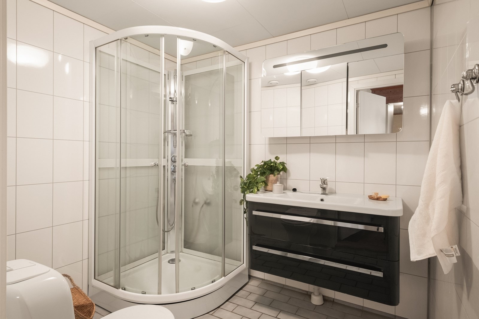 - Badet i underetasjen måler 4,2m². Her er det varmekabler i gulvet som gir rommet en jevn og behagelig varme - Galleribilde