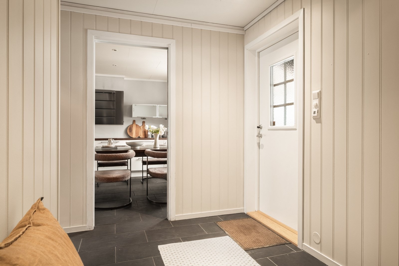 - Du blir ønsket velkommen hjem til en lys og innbydende flislagt entré som måler 11,2m² - Galleribilde