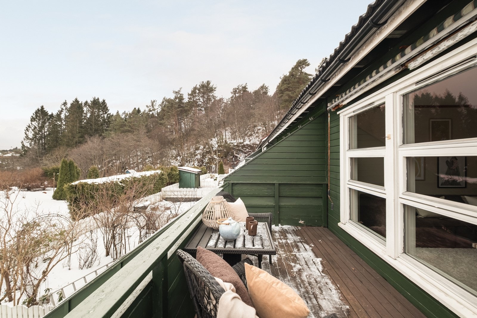 - Fra stuen er det direkte adkomst til boligens sørvendt altan, med gode solforhold midtsommers og utsikt over nærområdet - Galleribilde