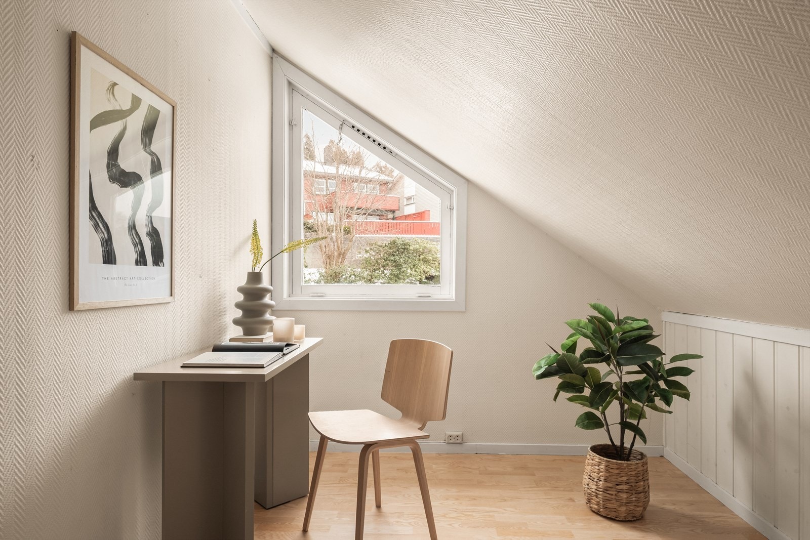 - Kontoret i loftsetasjen måler 4,9m² - Galleribilde