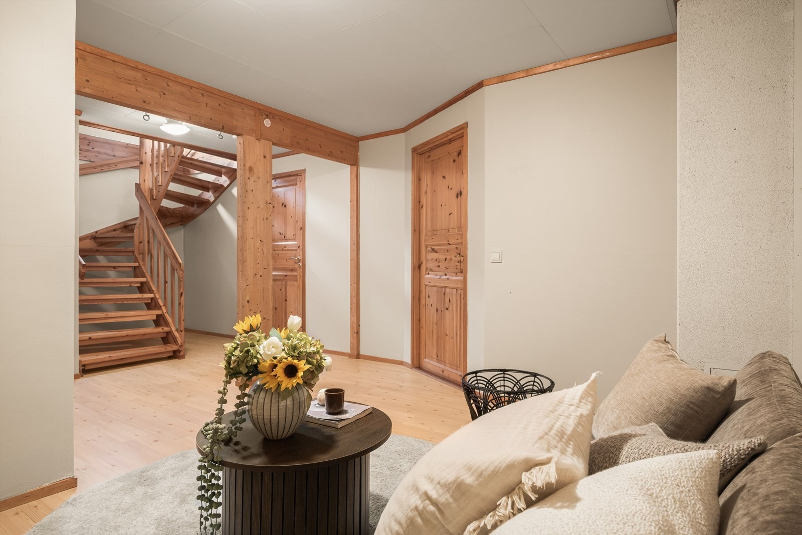 - I underetasjen finner du boligens to siste soverom, kjellerstue/trapperom, bad og separat vaskerom - Galleribilde