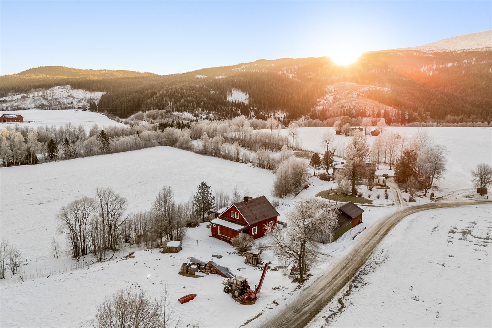 Eiendommen byr på en romslig tomt på til sammen ca. 1144 kvadratmeter Galleribilde