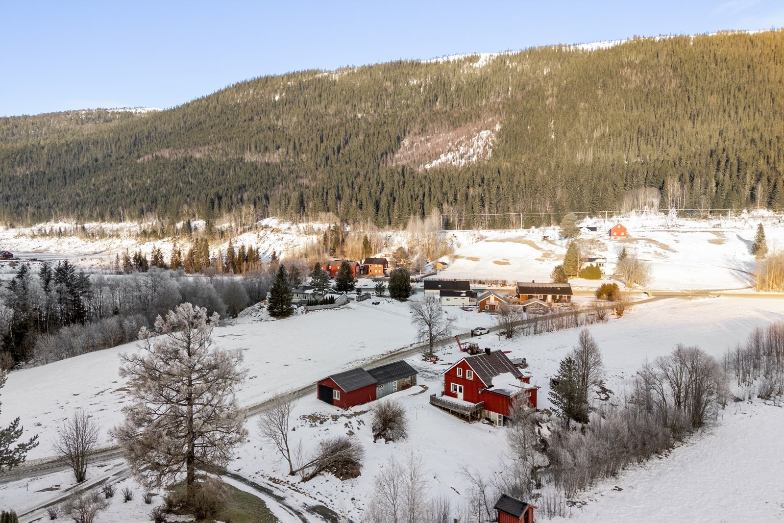 Bygningsmassen består av enebolig og stort garasjebygg Galleribilde