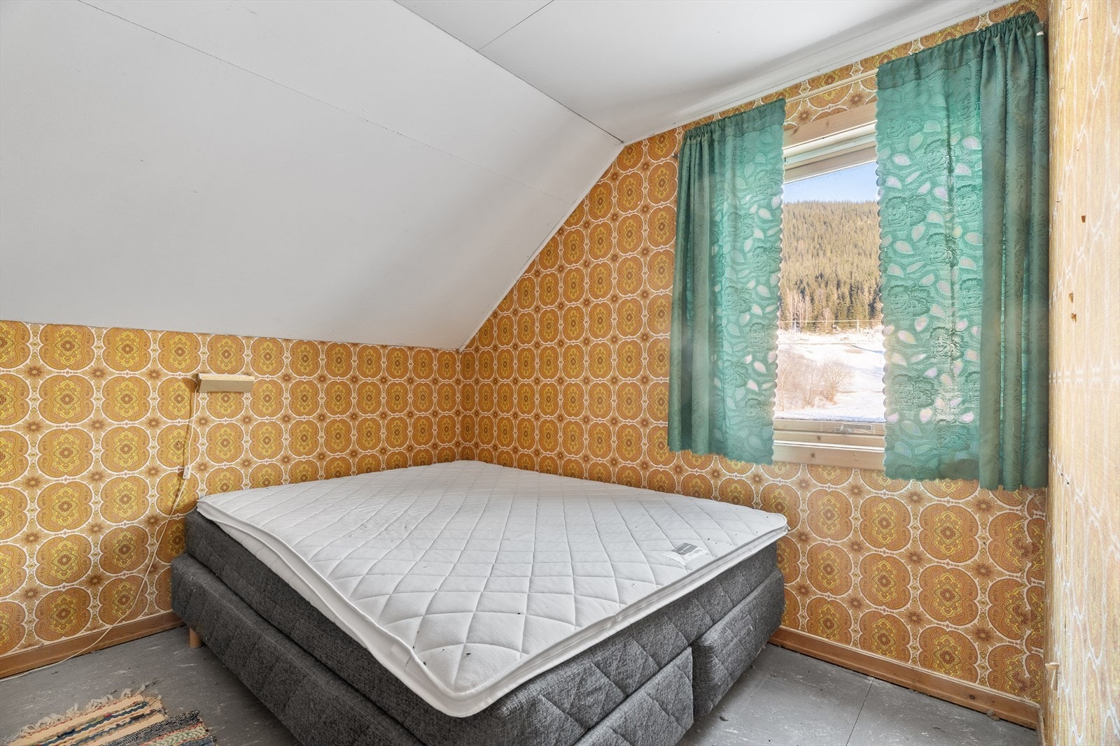 Huset har 4 soverom i 2. etasje på henholdsvis 13,2, 7,8, 5,5 og 4,8 kvadratmeter Galleribilde