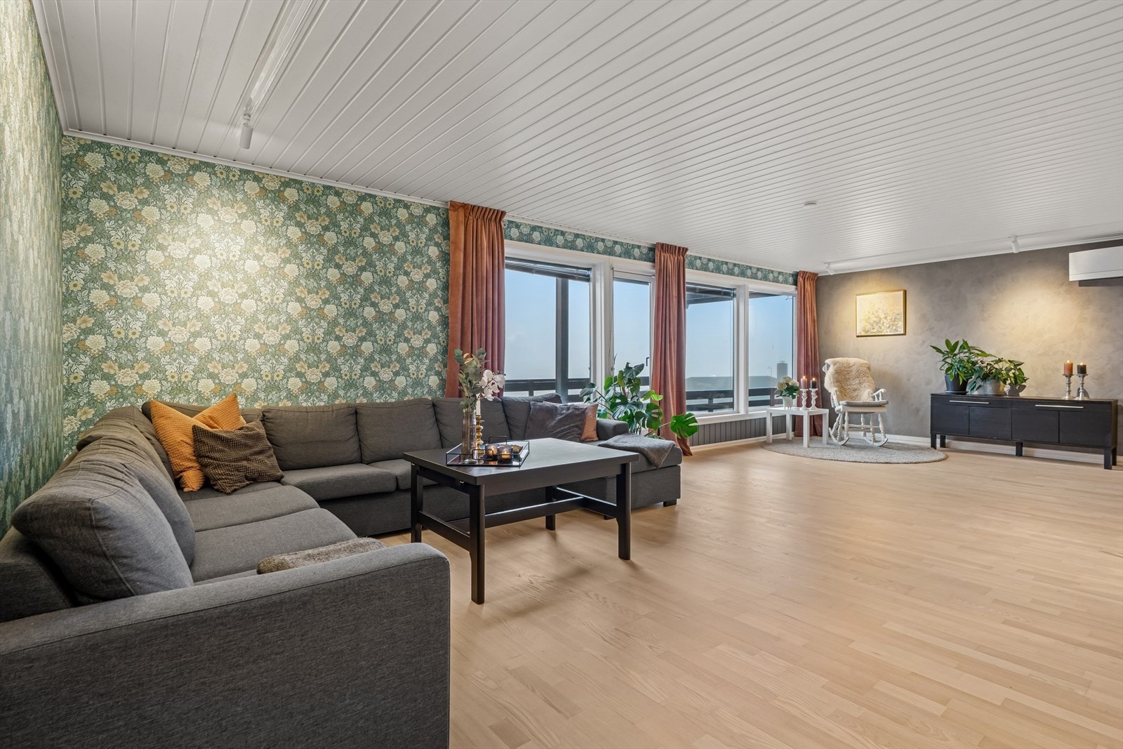 Rommet har gode vindusflater som slipper inn dagslys gjennom dagen og skaper en luftig og innbydende atmosfære. Galleribilde