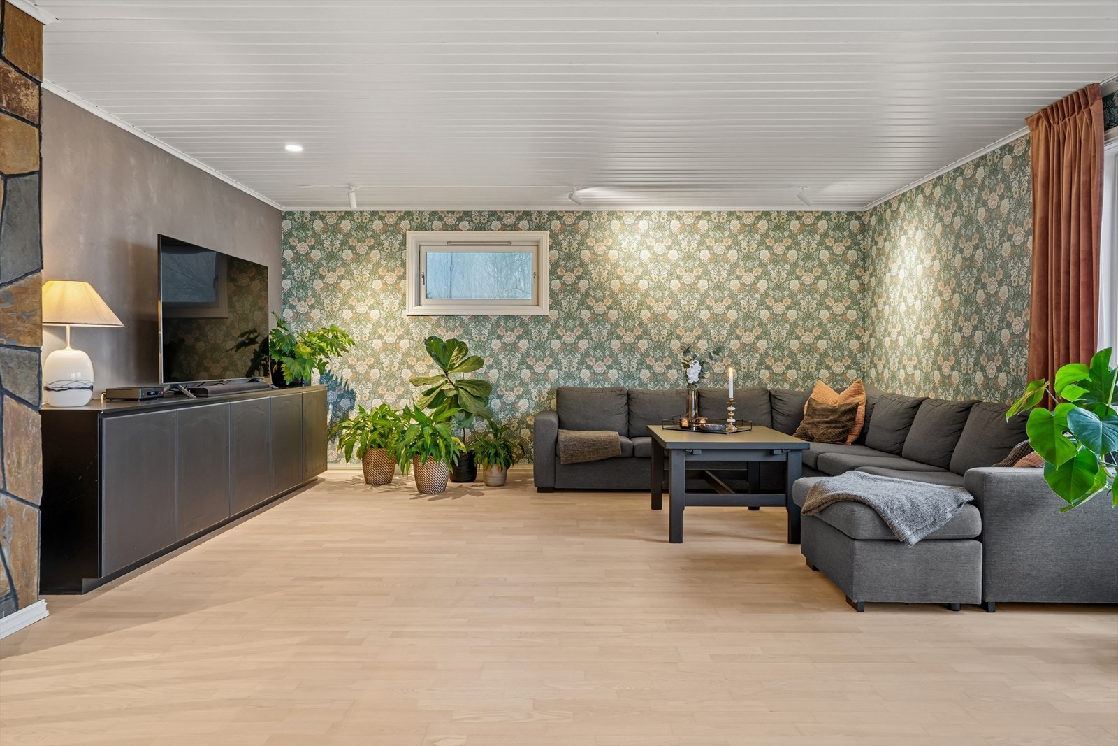 I boligens 1. etasje finner du en delikat og romslig stue som umiddelbart gir en følelse av rom og trivsel. Galleribilde