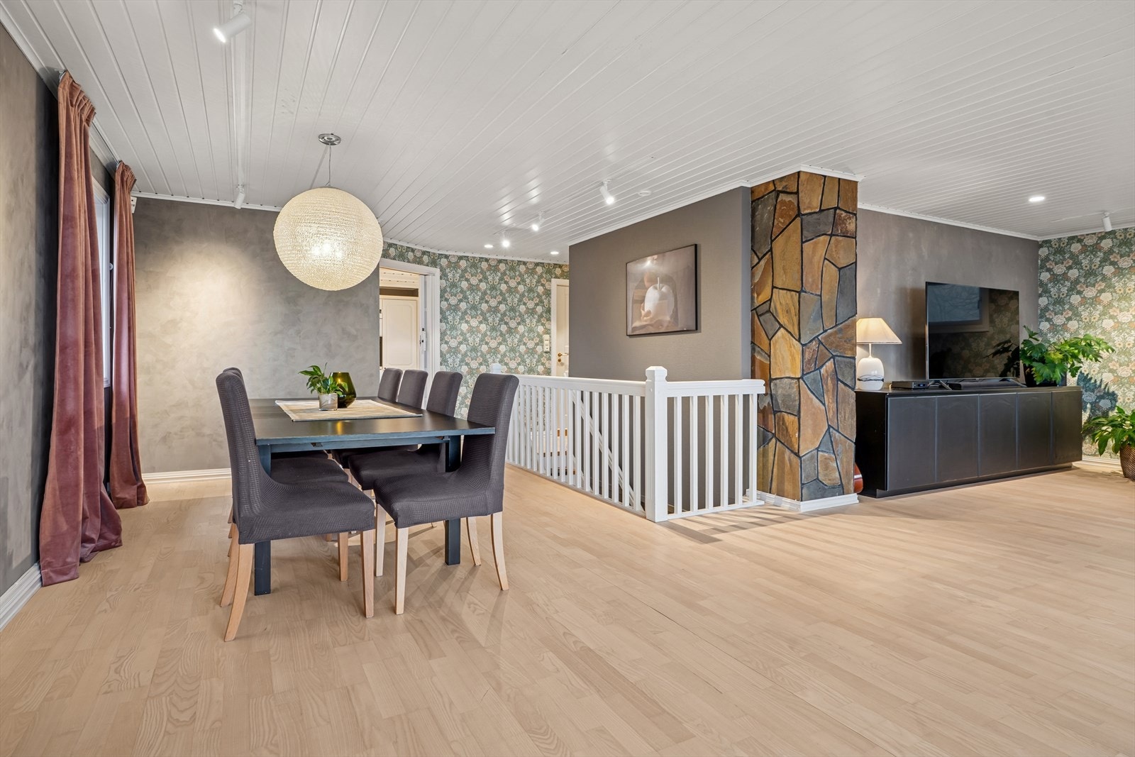 Det er mulig å etablere ildsted i stue i 1. etasje ifølge eier. Galleribilde