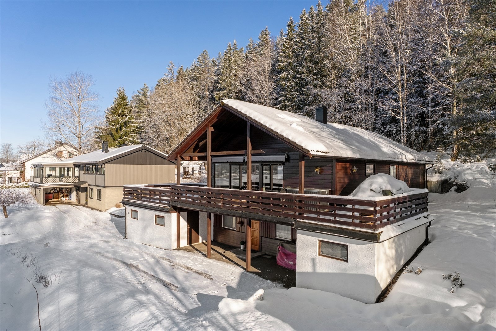 Boligen ligger i et rolig og barnevennlig nabolag med nærhet til idrettsanlegg, golfbane og vakre naturområder i Østmarka. Galleribilde