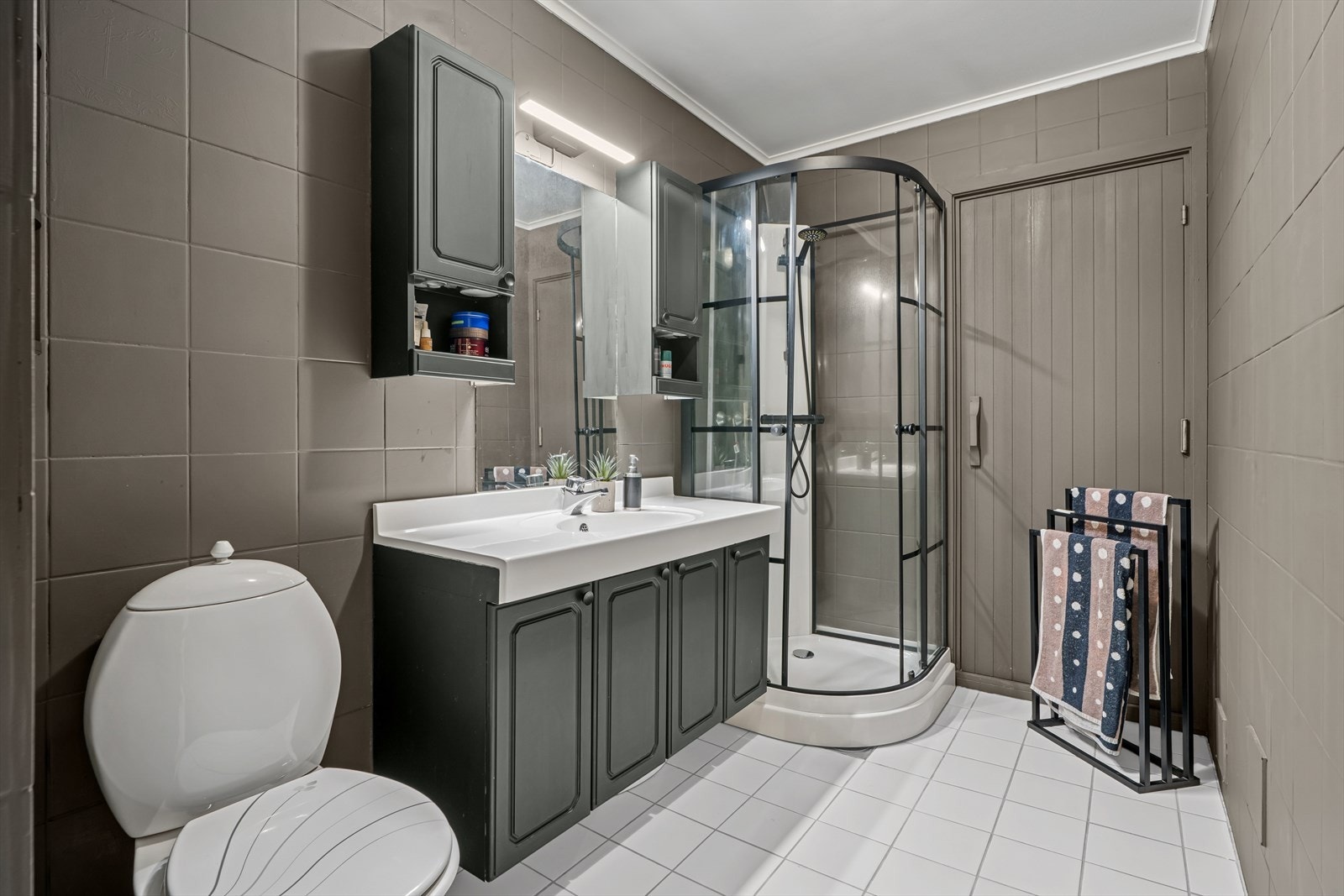 Badet i U. etasje har innredning bestående av en heldekkende
servant, gulvmontert klosett og dusjkabinett. Galleribilde