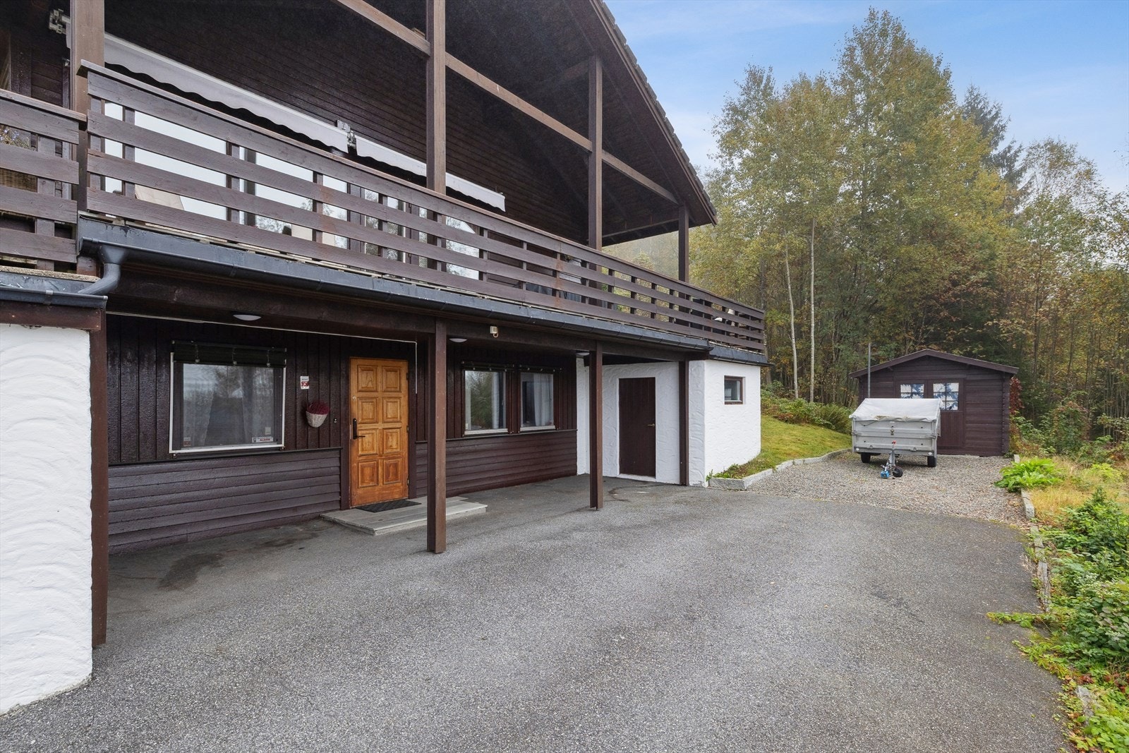 Flere lagringsmuligheter både innvendig og utvendig. frittstående redskapsbod på 7 m2 ligger over tomtegrensen (se info under tomt i salgsoppgaven). Galleribilde