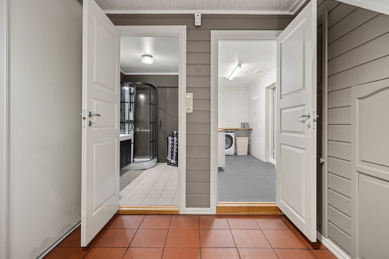 Gang mot bad og vaskerom i U. etasje. Galleribilde