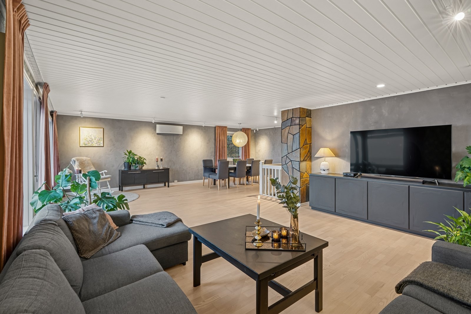 Stuen er møbleringsvennlig, med god plass til både sofagruppe og spiseplass - perfekt for både hverdagsliv og hyggelige sammenkomster. Galleribilde