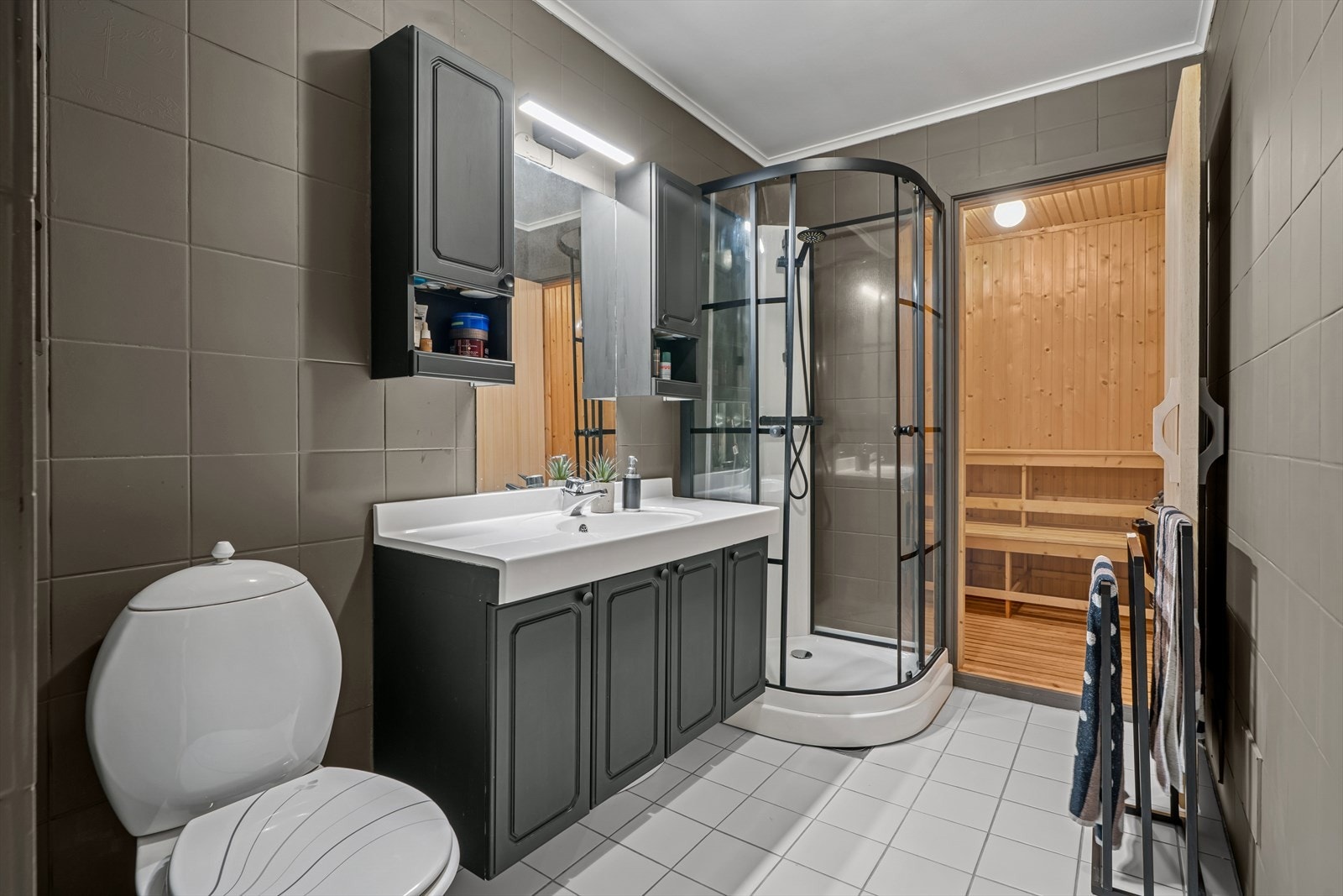 Det er badstue innenfor badet som er utstyrt med en badstueovn fra byggeåret. Galleribilde