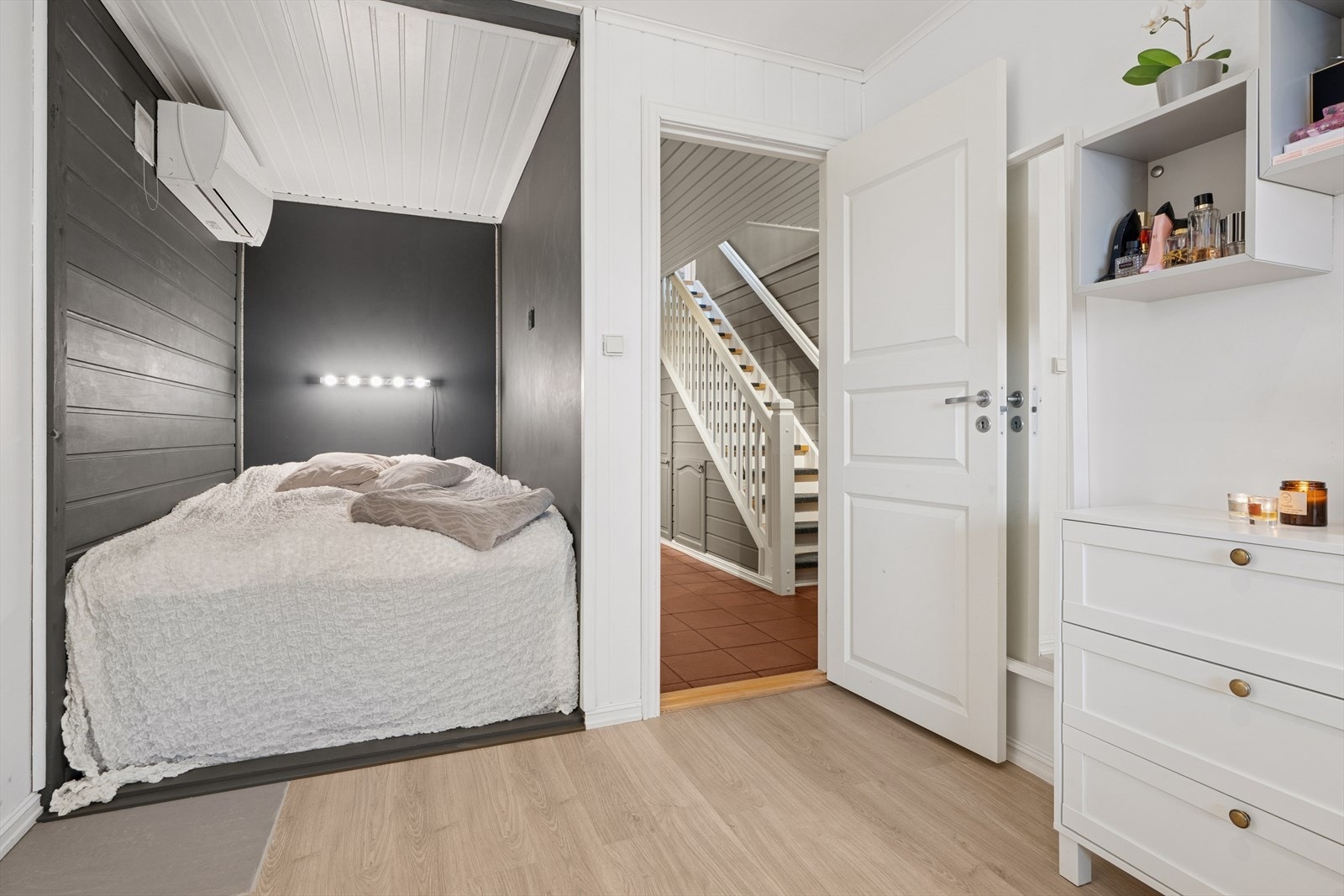 Soverom 3 beliggende i U. etasje. Opprinnelig inntegnet soverom med adkomst fra hall/gang er laget større enn inntegnet ved at deler av hall/gang er inntatt i rommet. Galleribilde