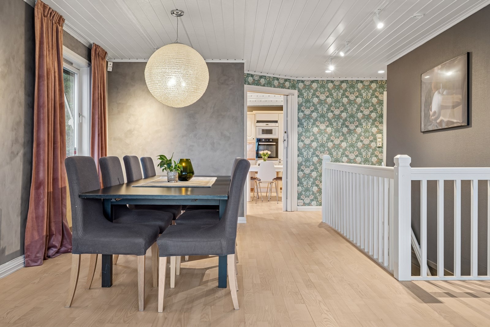 Planløsningen er både innholdsrik og funksjonell, med stuen i 1. etasje praktisk plassert iht. boligens kjøkken. Galleribilde