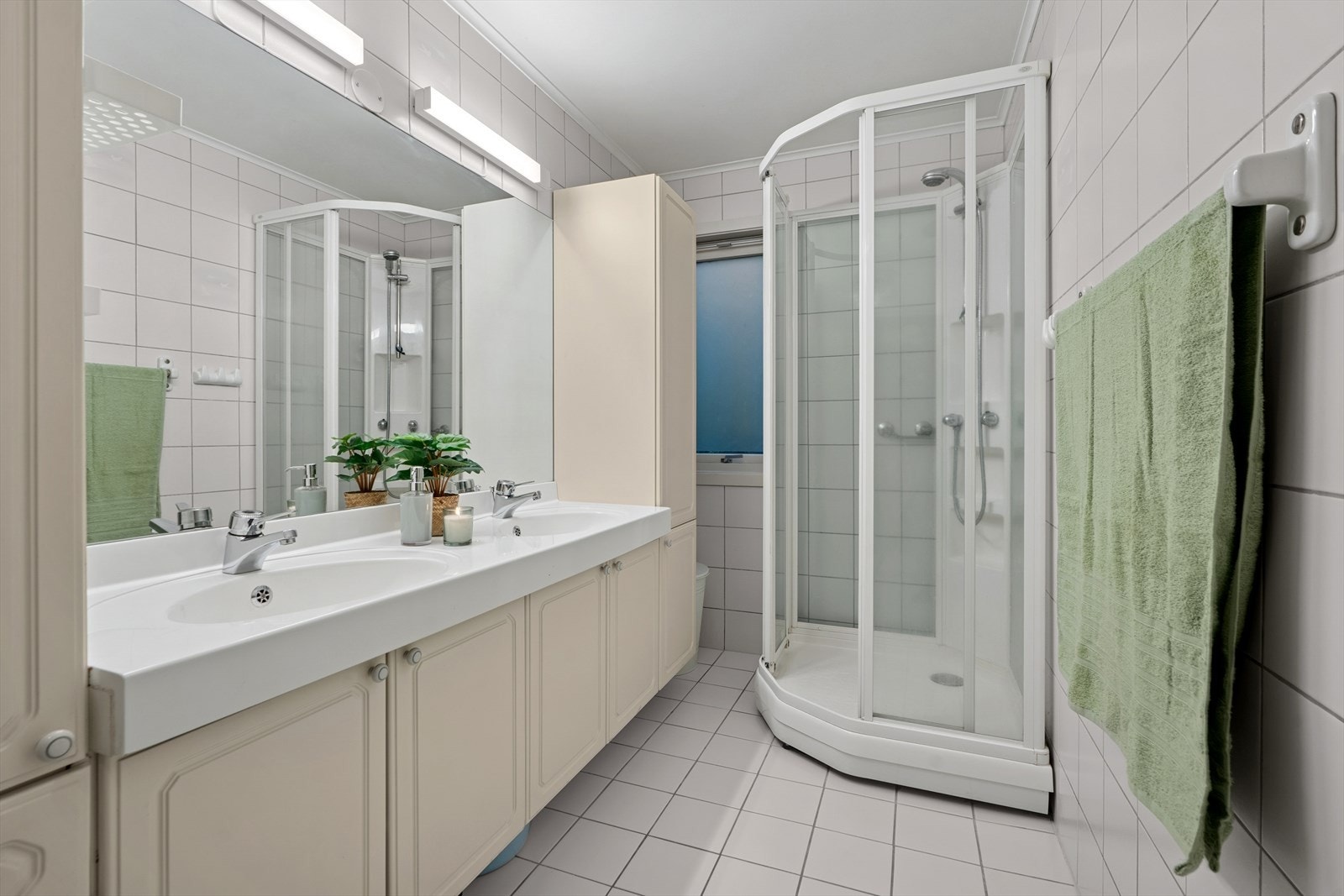 Badet i 1. etasje er utstyrt med en baderomsinnredning med heldekkende dobbel servant, gulvstående toalett og dusjkabinett. Galleribilde