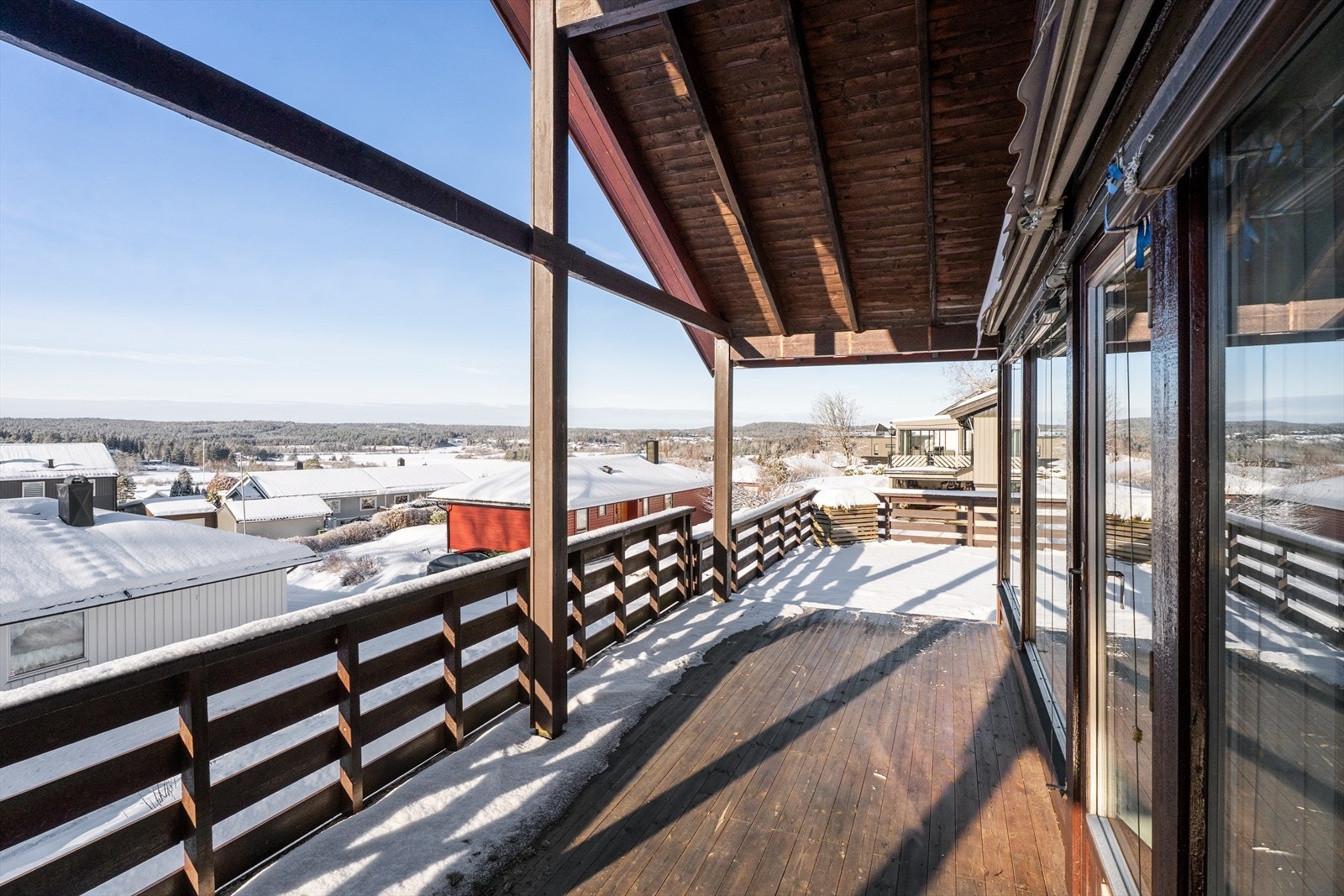 Uteplass med takoverbygg. Galleribilde